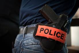 Faut-il désarmer les flics