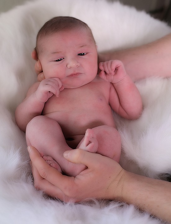 Etat civil : Doit on automatiquement aujouter le nom de famille de la mère à la naissance ?