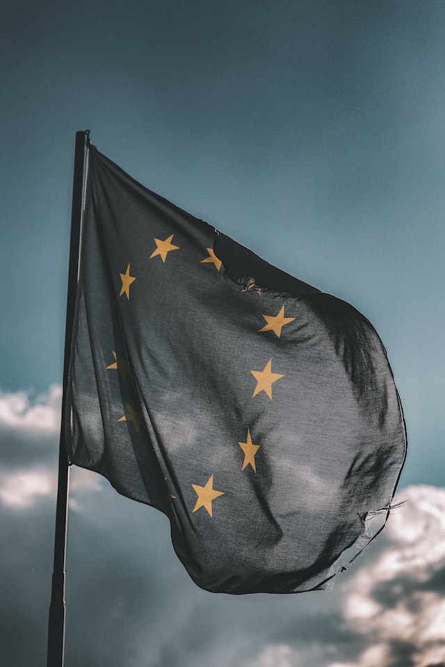 Faut il rendre le drapeau européen obligatoire en façade de chaque mairie ?