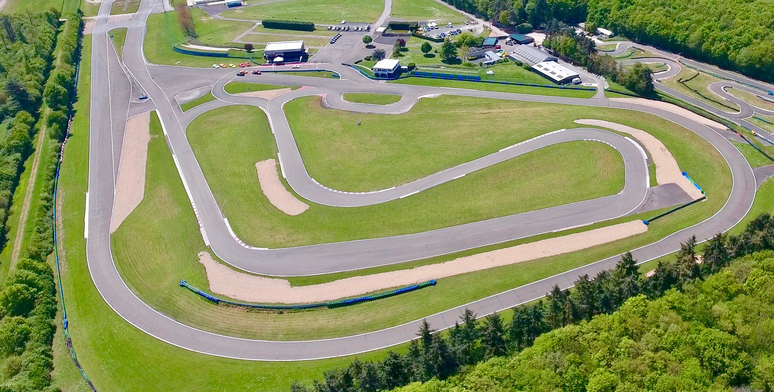 faut 'il favoriser la creation de circuit d'auto et moto pour permettre de rouler vite sur circuit et non sur la route ?